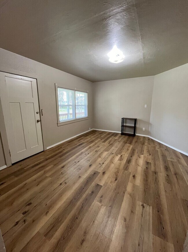 Building Photo - BEL250