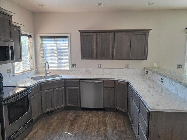 Building Photo - Great Location! 4 bedroom!