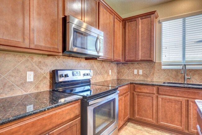 Building Photo - 4 Bedroom/3 Bath Ridge of Silverado Hills Subdivision