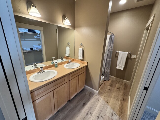 Building Photo - 813 N 15th Ave