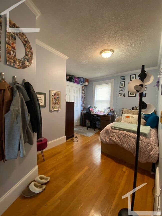 Building Photo - Spacious 4-bed, 2-bath in Allston - Laundry in Unit!