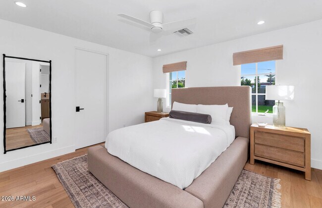 Building Photo - 6039 E Calle Camelia