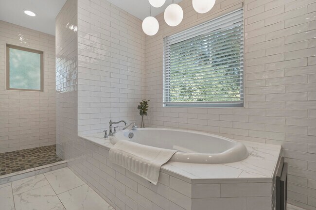 Master bath - 6513 Malvey Ave