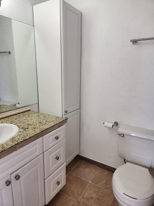 Building Photo - Cozy Split-level Condo with a Private Balcony!
