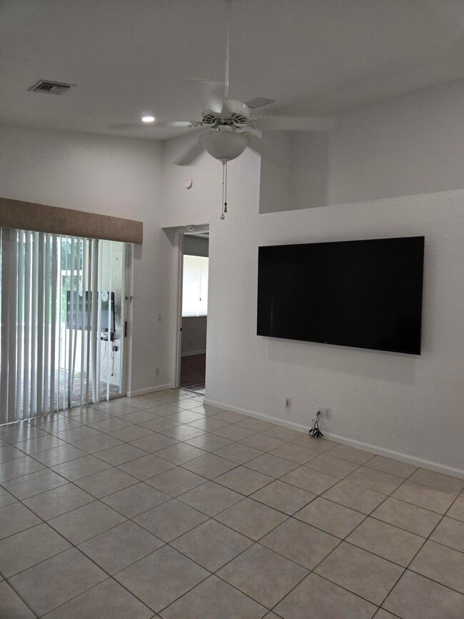 Building Photo - 2680 Clipper Cir