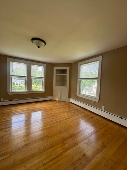 Comfortable second bedroom - 363 Concord Rd