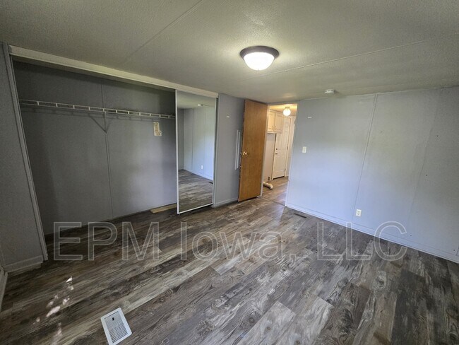 Building Photo - 700 W Ridgeway Ave