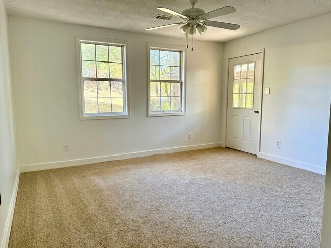 Building Photo - 3116 Alenes Dr