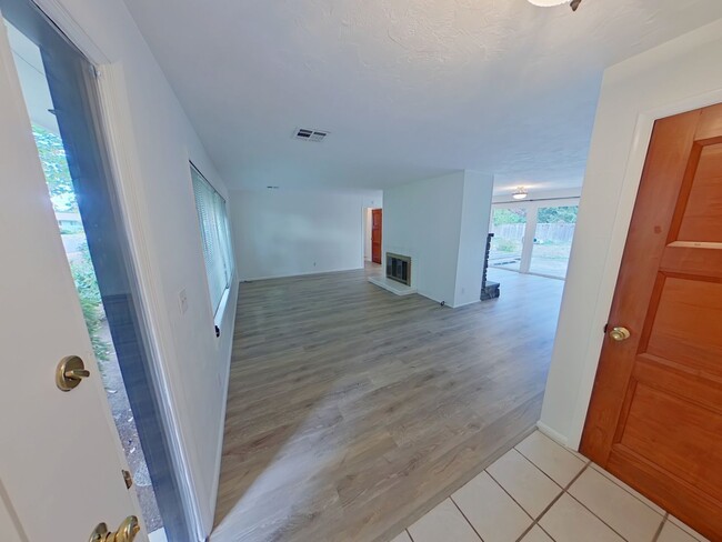 Building Photo - 3 Bedroom Family Home in the Harlow Street Bridge Area