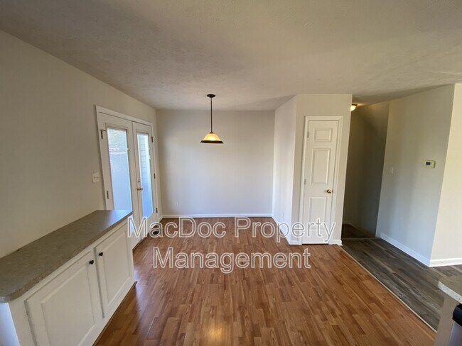 Building Photo - 105 Raquel Ct