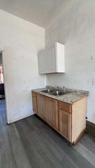 Building Photo - 1911 W 48th St