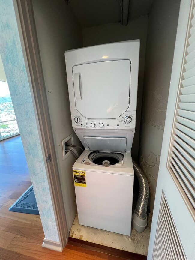 Building Photo - Moana Pacific, High rise 44th floor spacious 1 bedroom/1 bathroom