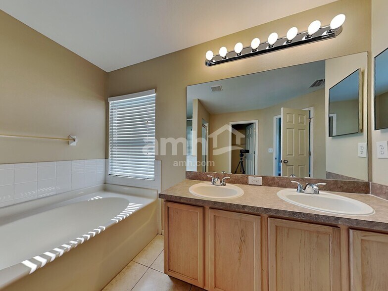 Building Photo - 12613 Longcrest Dr