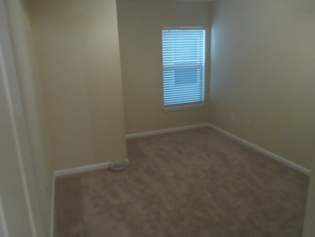 Building Photo - Special $1495 Windsor Falls 2 bedroom Cond...