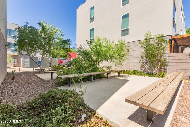 Building Photo - 727 E Portland St