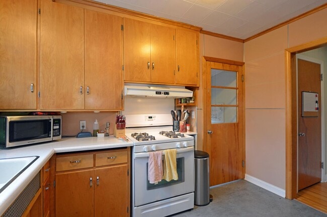 Building Photo - Mid-Century Charm and Comfort with a Sauna!
