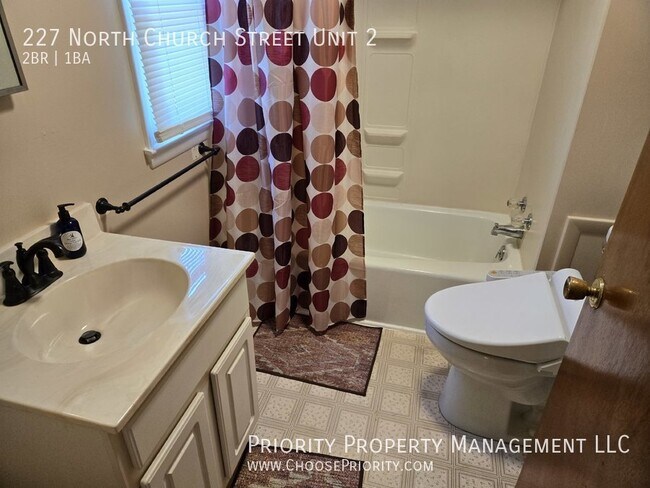 Building Photo - !Coming Soon! 2BR 1BA upstairs duplex, Woo...