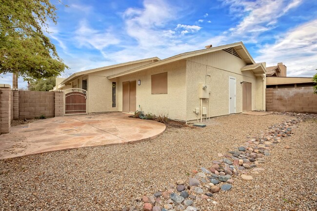 Building Photo - Lovely  South Scottsdale Charmer!