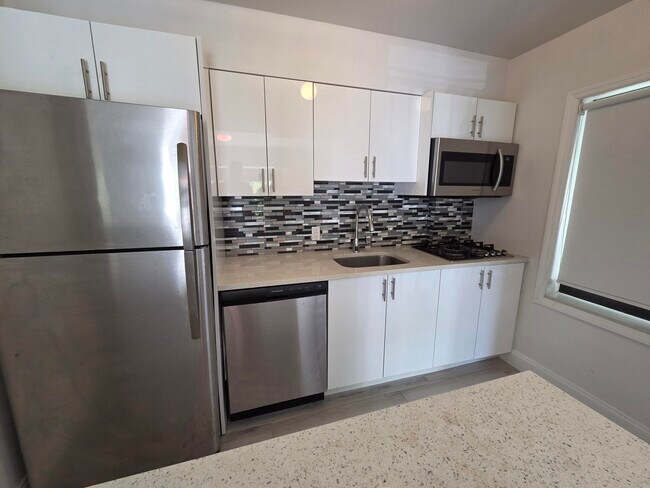 Building Photo - 1605 E Broward Blvd