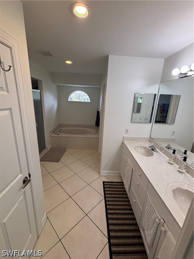 Building Photo - 1166 Royal Palm Dr