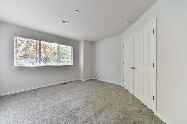 Building Photo - Nice 5 Bed / 2.5 bath house for rent in Kenmore.