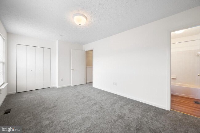Building Photo - 14 Gemstone Ct