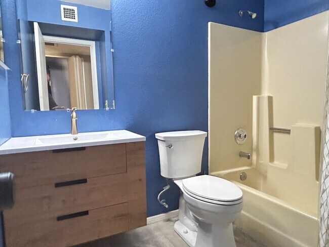 Building Photo - Georgeous 2 Bedroom / 2 Bath