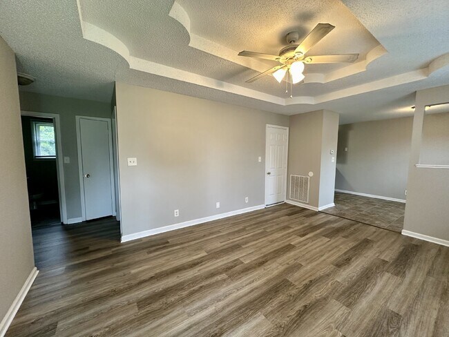 Building Photo - 913 Poppy Dr