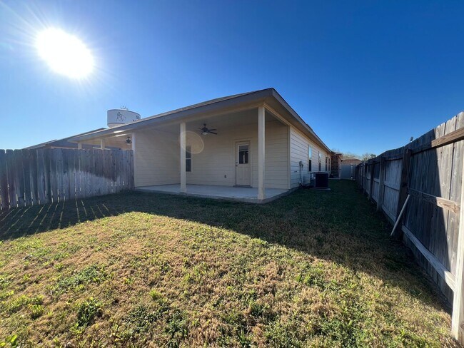 Building Photo - Luxury 3/2 Duplex in Seguin, Texas!