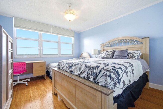 Building Photo - 3507 Oaks Way