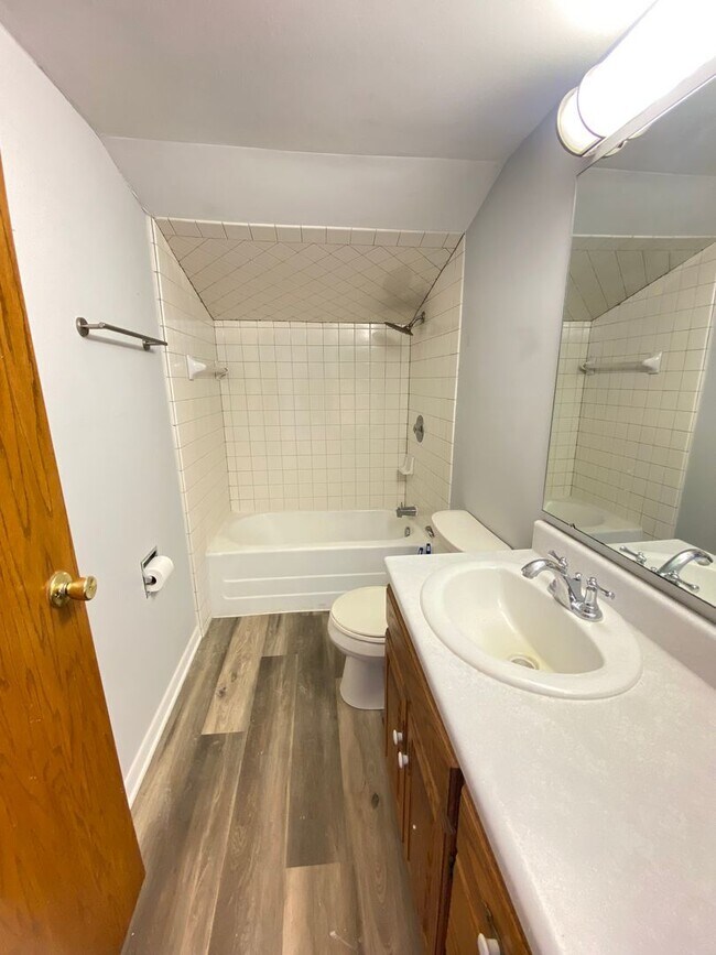 Building Photo - 2409 Omro Rd