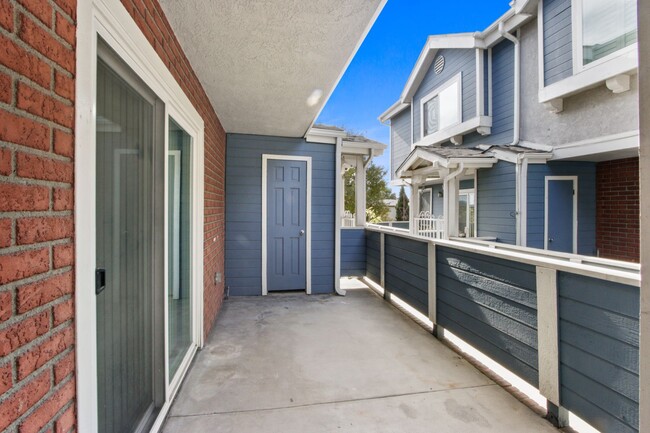 Building Photo - Charming Carson Townhome!