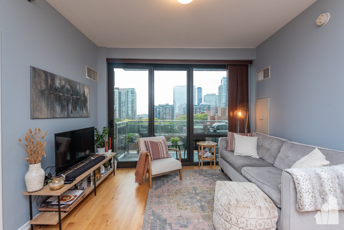 Building Photo - 1 E 8th St