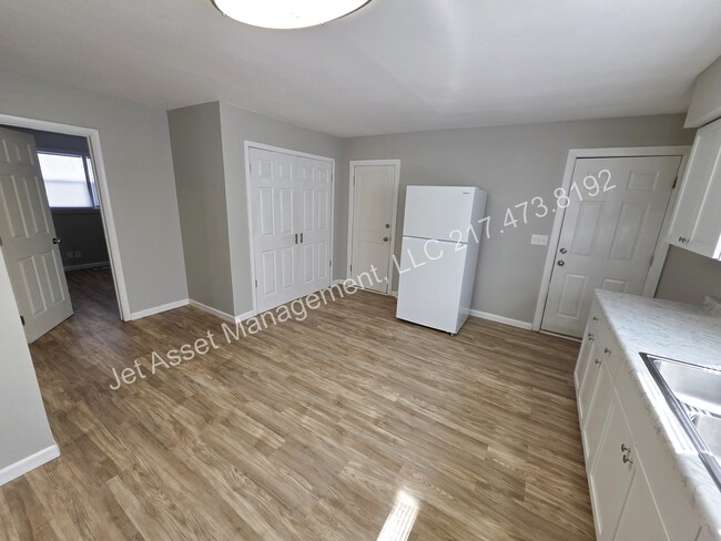 Building Photo - 3 bed, 1.5 baths, 2 car garage, fenced yard!