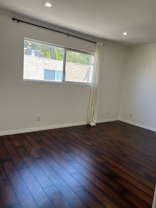 Building Photo - Cabrini 2 bedroom townhome