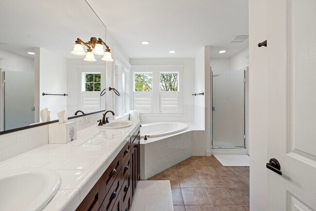 Building Photo - Custom Craftsman Estate on 1.5+ Sun-drenched Acres