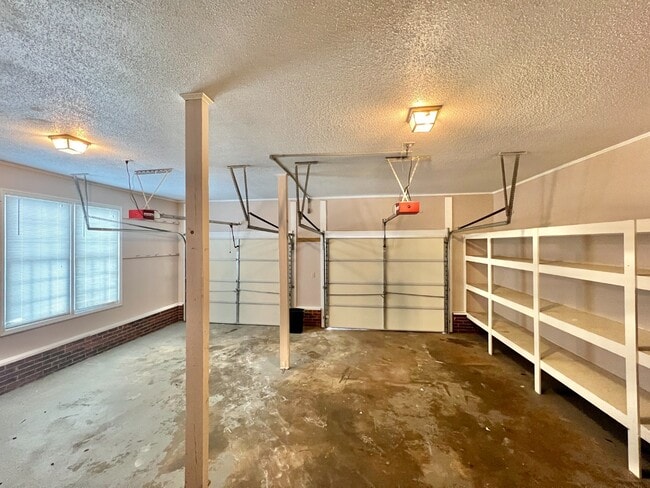 Building Photo - SPACIOUS INSIDE AND OUT!