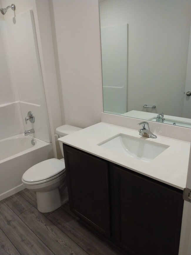 Building Photo - Newer 3 Bedroom 2 Bathroom Villa Home Silver Ridge