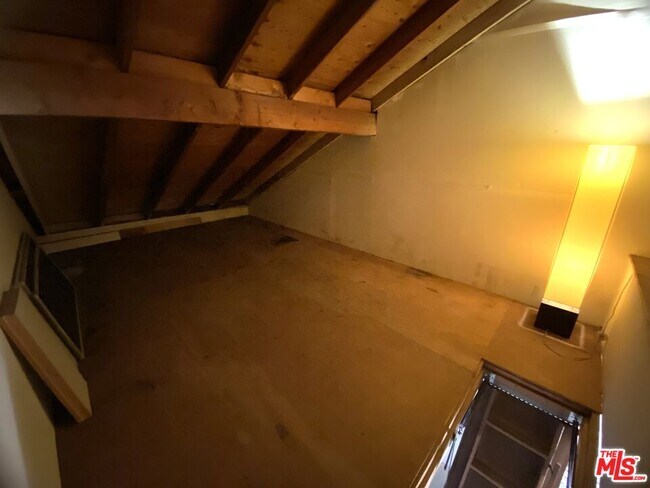 Building Photo - 6638 Clybourn Ave