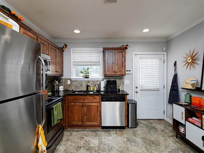 Building Photo - 574 Church St