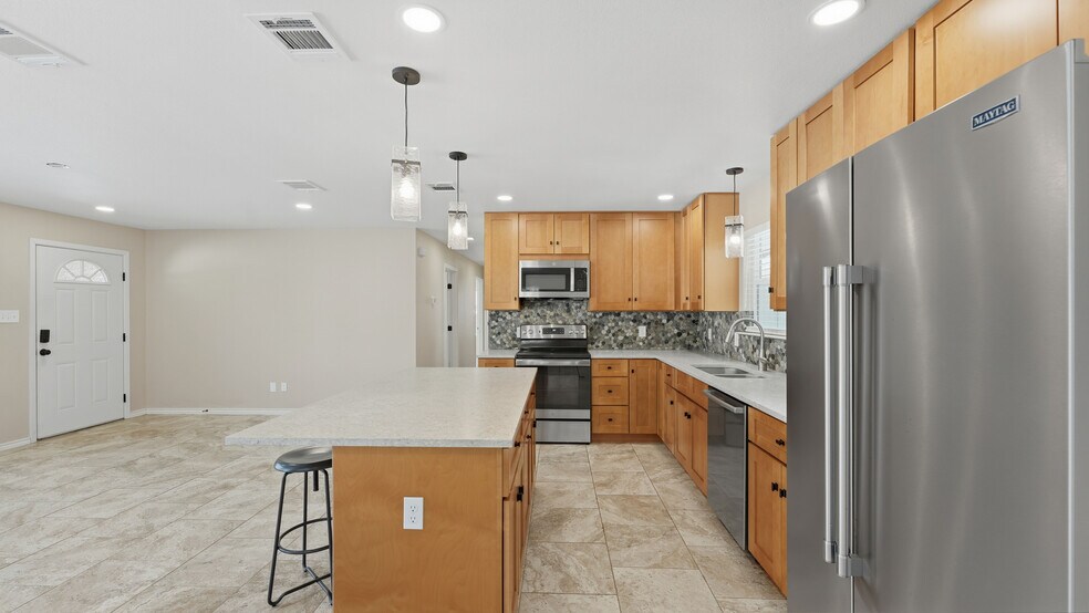 Building Photo - 1409 Highland Dr