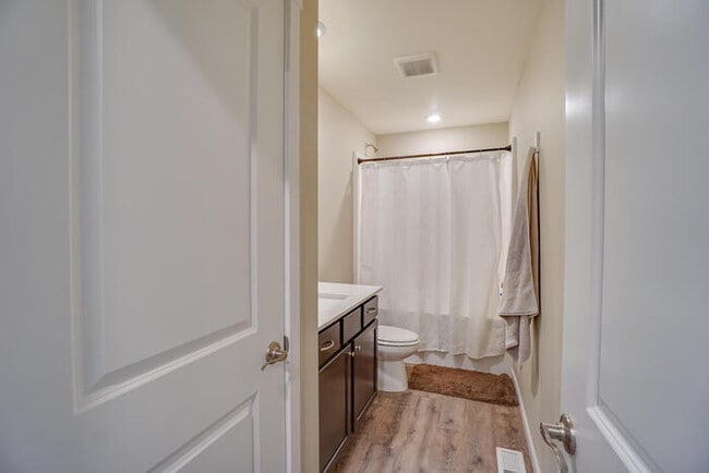 Building Photo - NEWER THREE BEDROOM IN ORCHARDS
