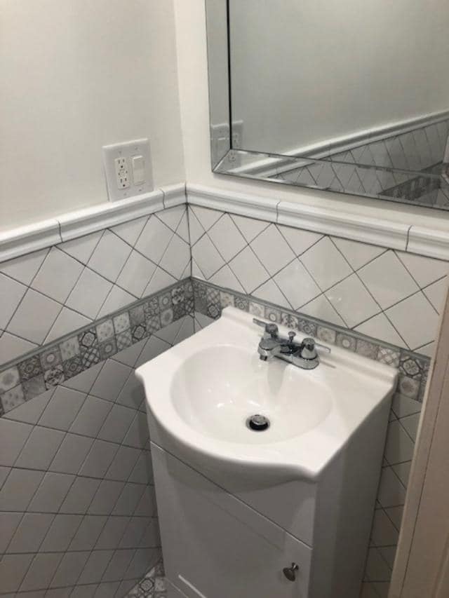 Powder room - 2601 Castle Heights Pl