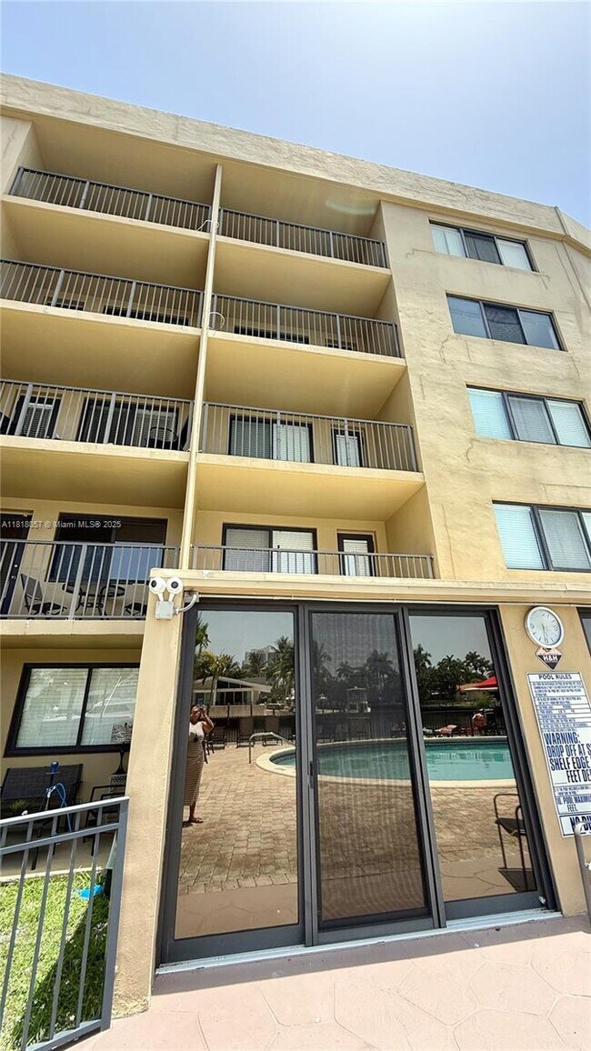 Building Photo - 301 Golden Isles Dr