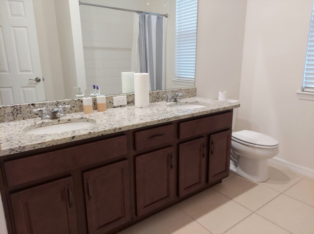 Second bathroom with tub - 2500 Avian Loop