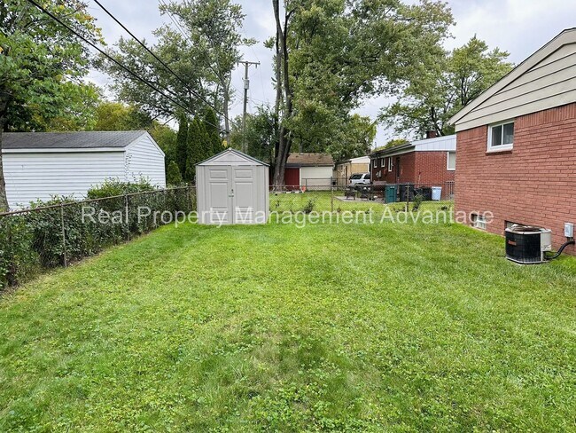 Building Photo - Oak Park Mid-Century Modern Beauty!