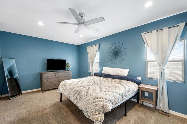 Building Photo - 3BD, 2.5BA Half-Duplex for Lease in Commerce City with 2-Car Garage