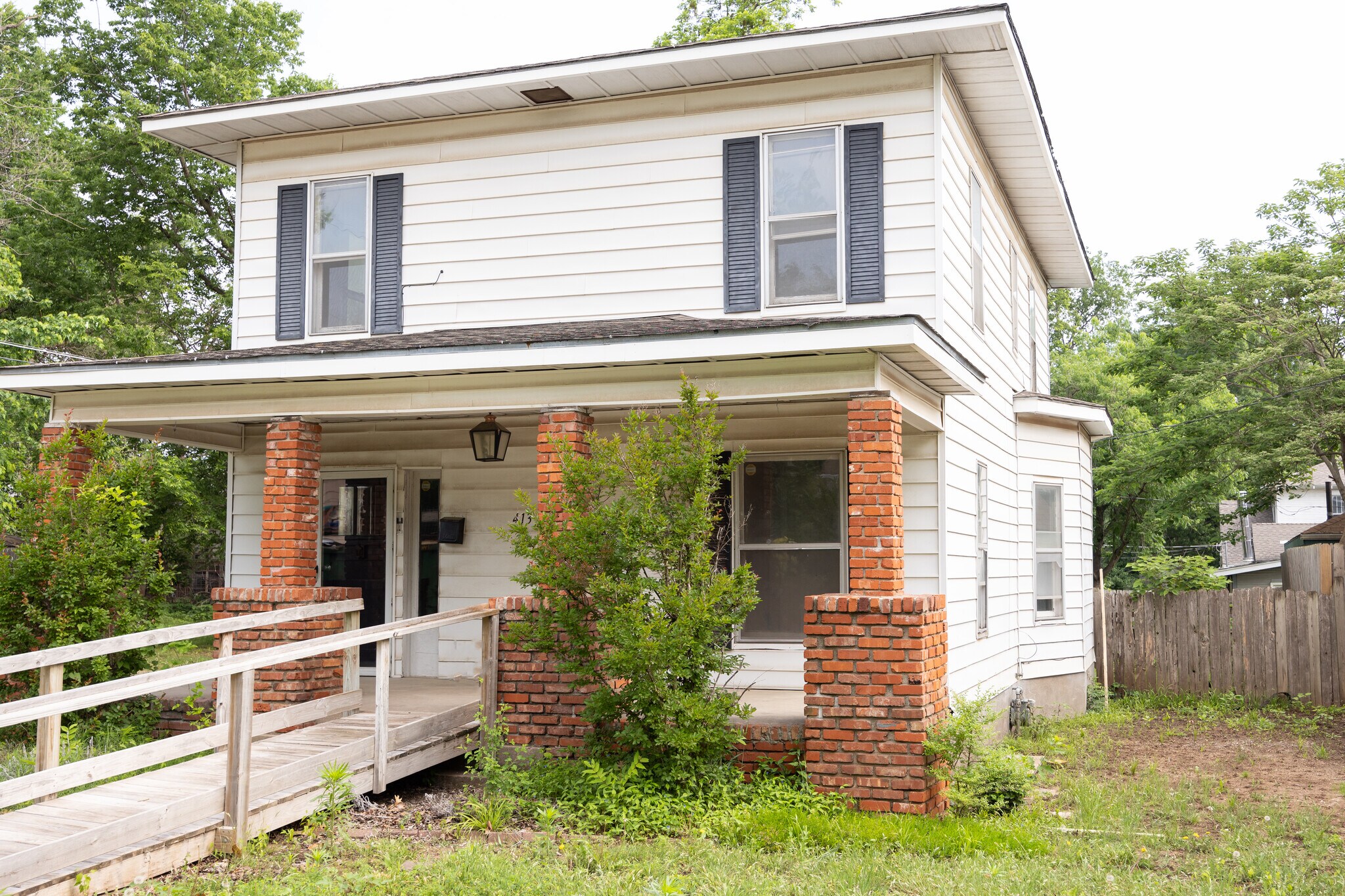 Building Photo - 413 E Hazel Ave