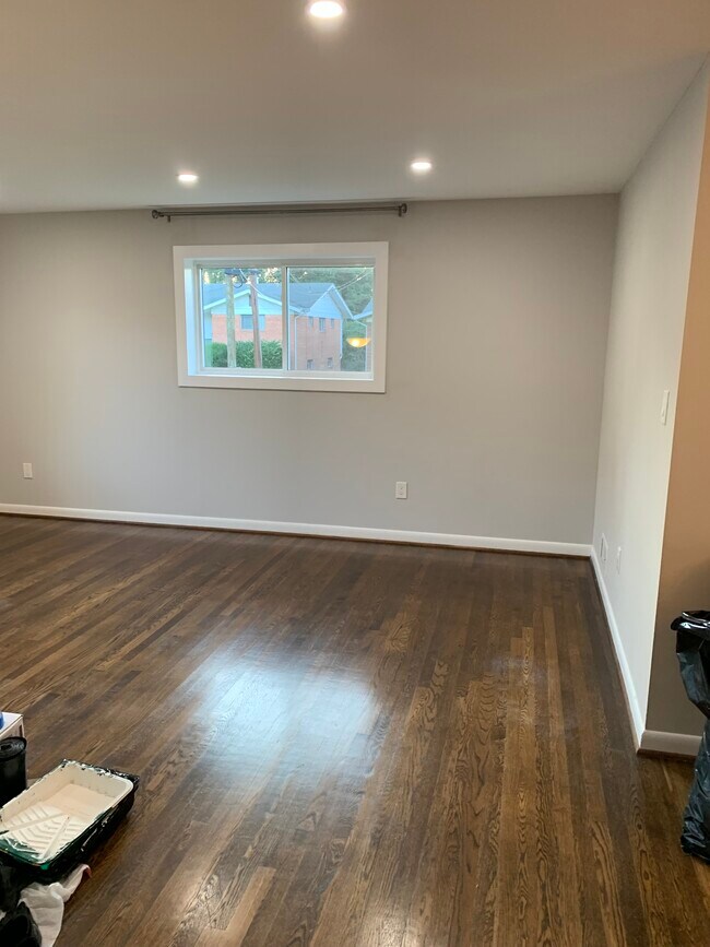 Building Photo - 10031 Renfrew Rd