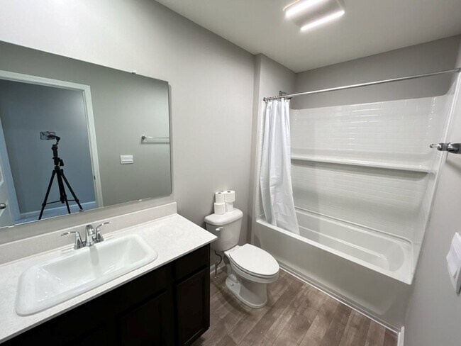 Building Photo - 1663 Fairmount Dr